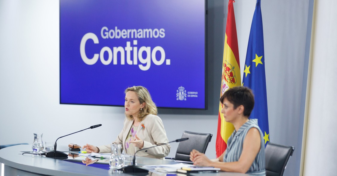 La vicepresidenta primera y ministra de Asuntos Económicos y Transformación Digital, Nadia Calviño (i) y la ministra Portavoz y de Política Territorial, Isabel Rodríguez (d), durante una rueda de prensa posterior a la reunión del Consejo de Ministros, en 