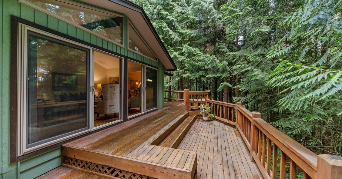 Deck de madera: espacio diáfano para abrir la temporada de barbacoas