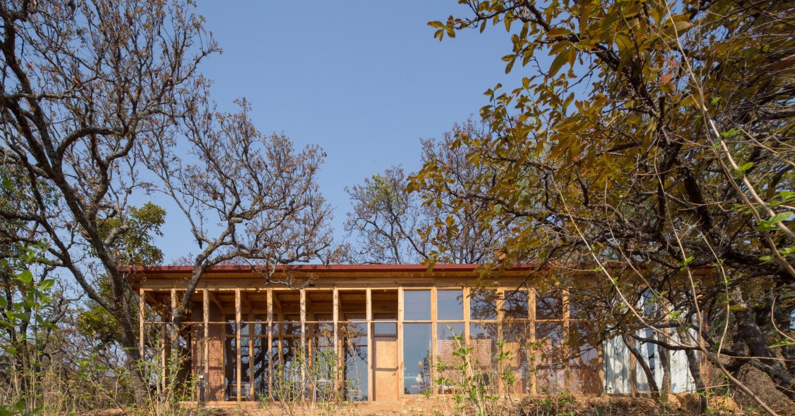 La Vivienda Rural Nicolás se caracteriza por su doble fachada acristalada con un porche