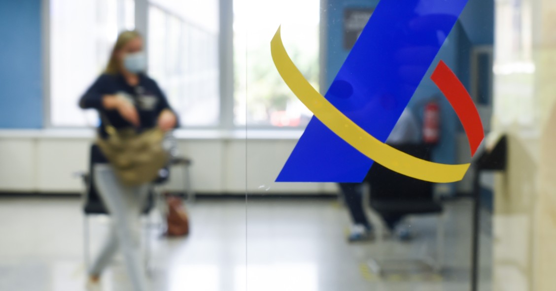 Archivo - Símbolo de la Agencia Tributaria en una de las oficinas de la Agencia Estatal de la Administración Tributaria,