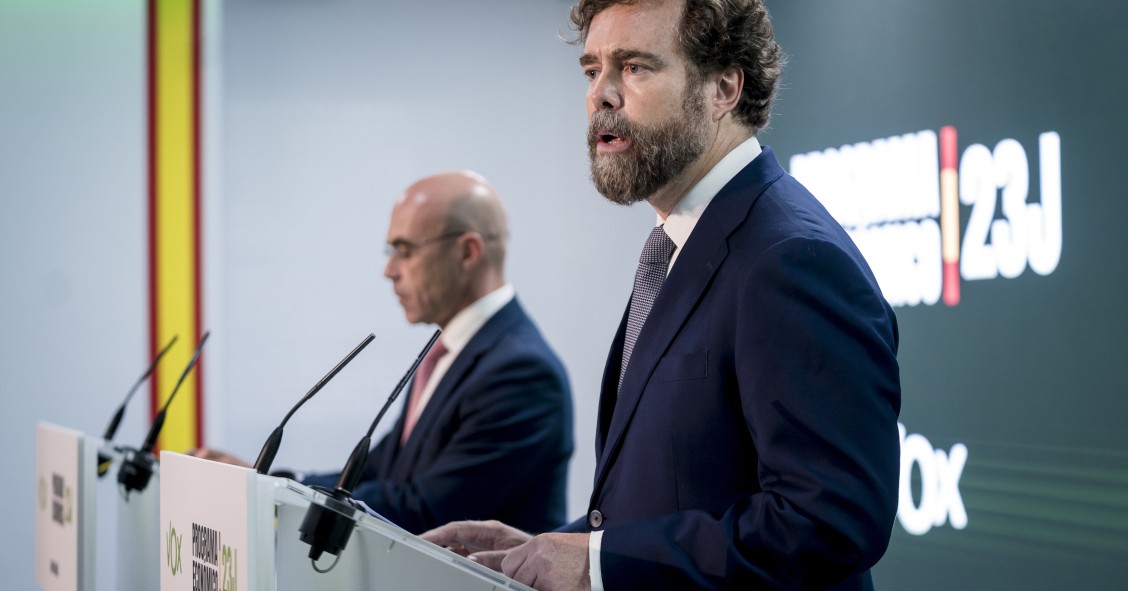 El vicepresidente de Acción Política de Vox, Jorge Buxadé (i), y el portavoz del Grupo Parlamentario en el Congreso de los Diputados, Iván Espinosa (d)