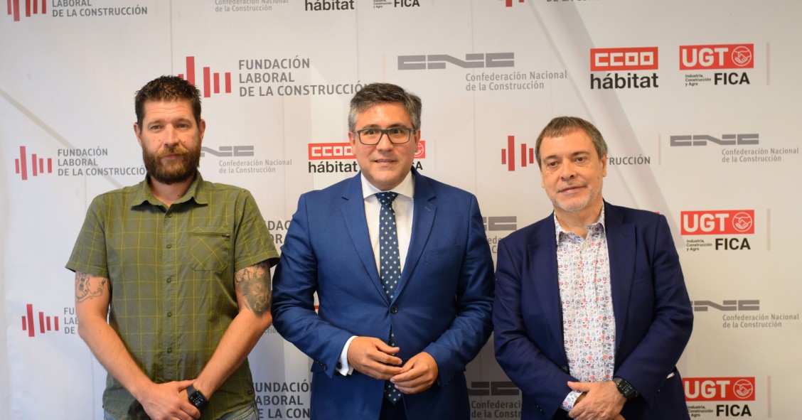 Daniel Barragan (CCOO), Pedro Fernandez Alen (CNC) y Mariano Hoya (UGT-FICA)
