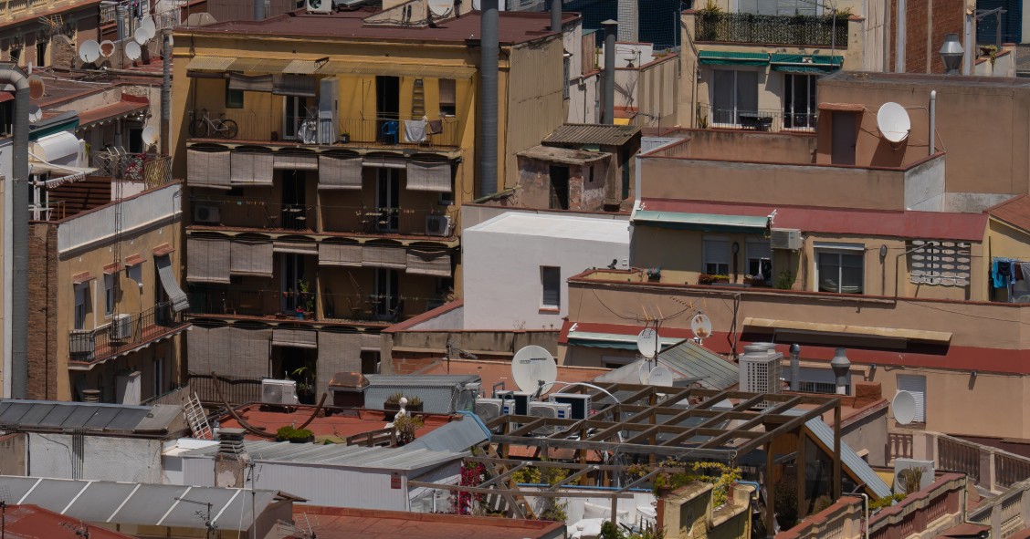 Archivo - Varios edificios de viviendas vistos desde el mirador del Poble Sec.
