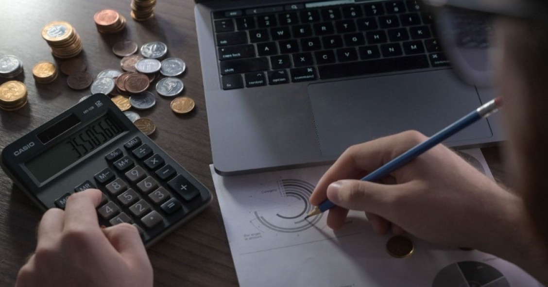 Archivo - El salario medio en España pierde un 4% de poder adquisitivo en 2022 por la inflación, según The Adecco Group Institute.