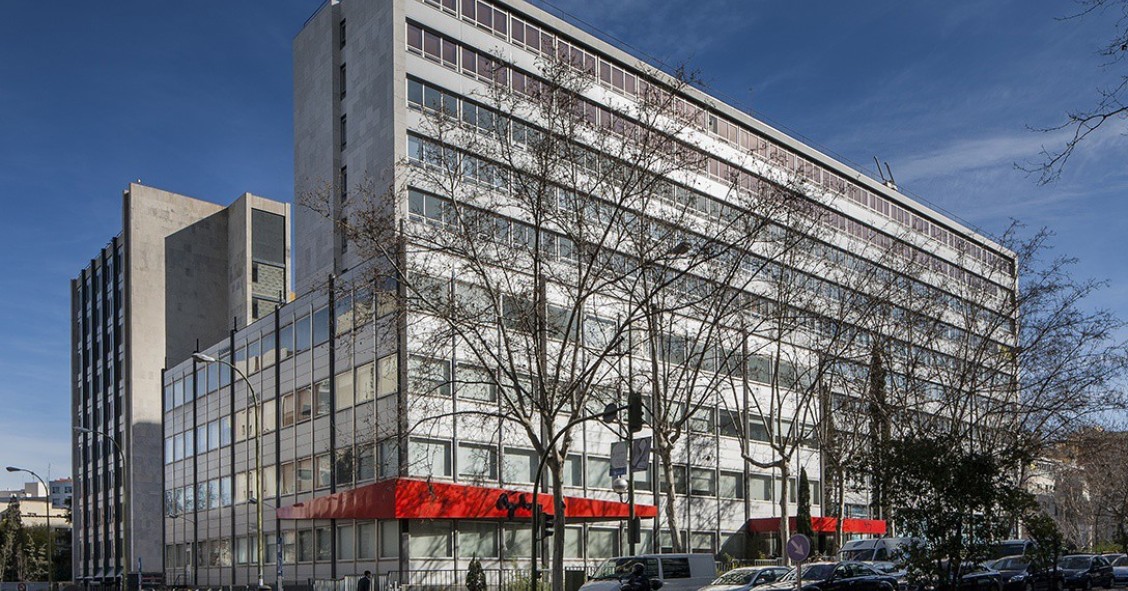 Archivo - Edificio 'El Cubo' de oficinas de Madrid