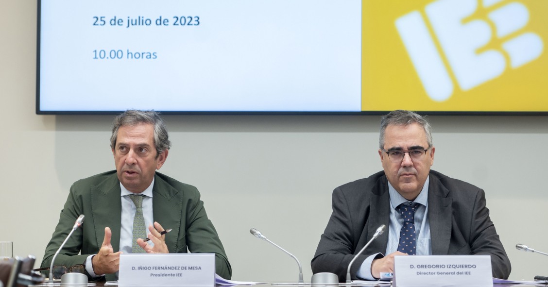 El presidente y el director General del Instituto de Estudios Económicos, Íñigo Fernández de Mesa (i) y Gregorio Izquierdo (d), durante la presentación del informe semestral de Coyuntura Económica del Instituto de Estudios Económicos, en la sede de CEOE, 