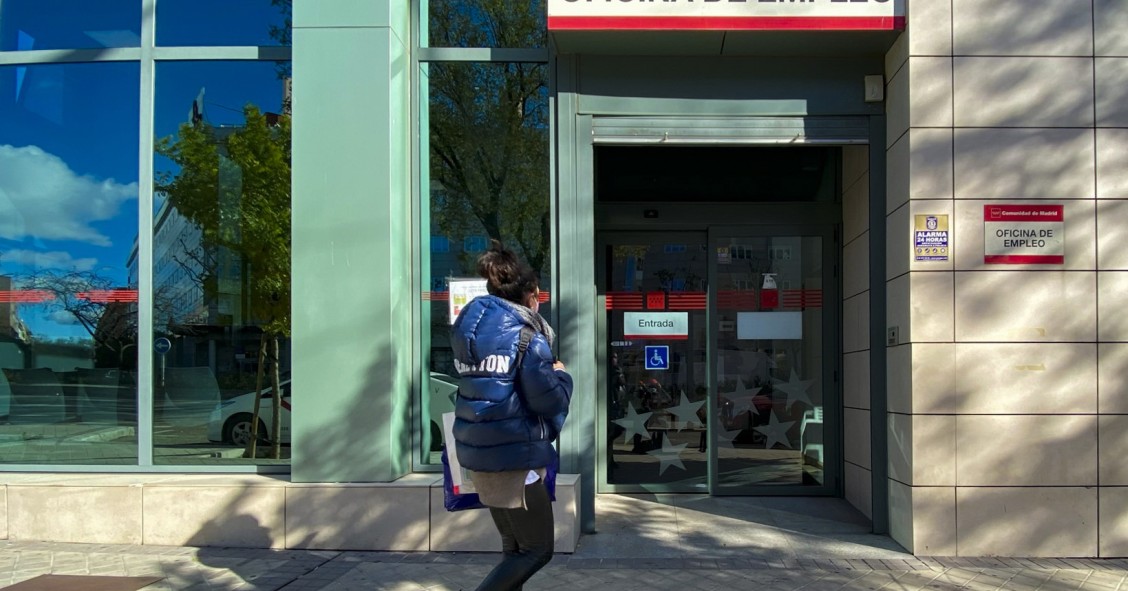 Una joven se acerca a una oficina de empleo