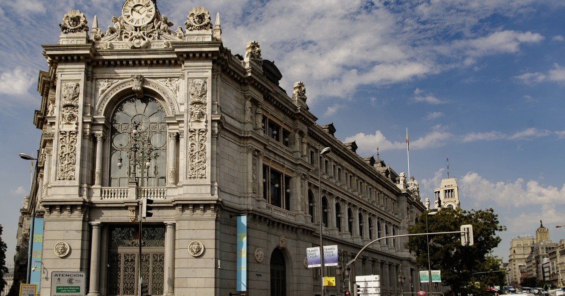 Fachada del edificio del Banco de España situada en la confluencia del Paseo del Prado y la madrileña calle de Alcalá.