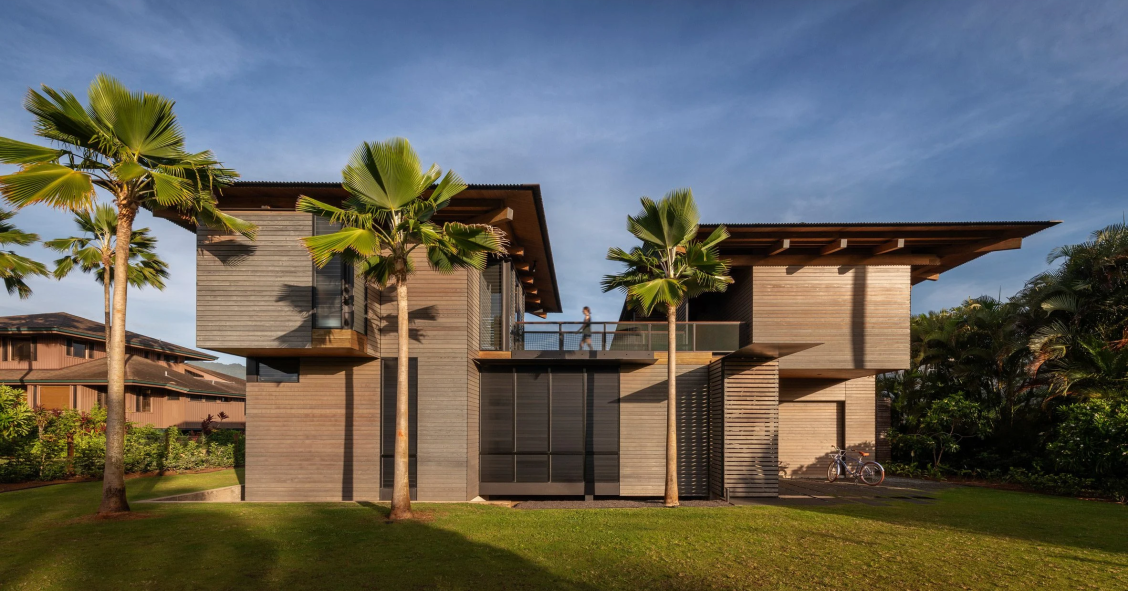 Los pronunciados voladizos y el juego de luces y sombras que proporciona la madera destaca en la vivienda