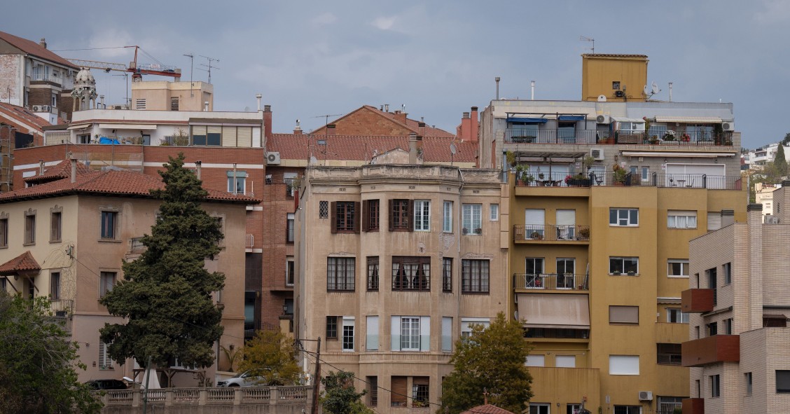 Archivo - Fachada de un edificio en Barcelona