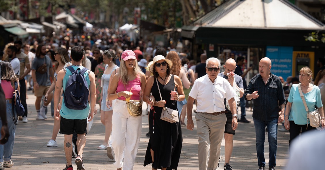 Archivo - Varias personas pasean por Las Ramblas, a 30 de junio de 2023, en Barcelona, Cataluña (España). 