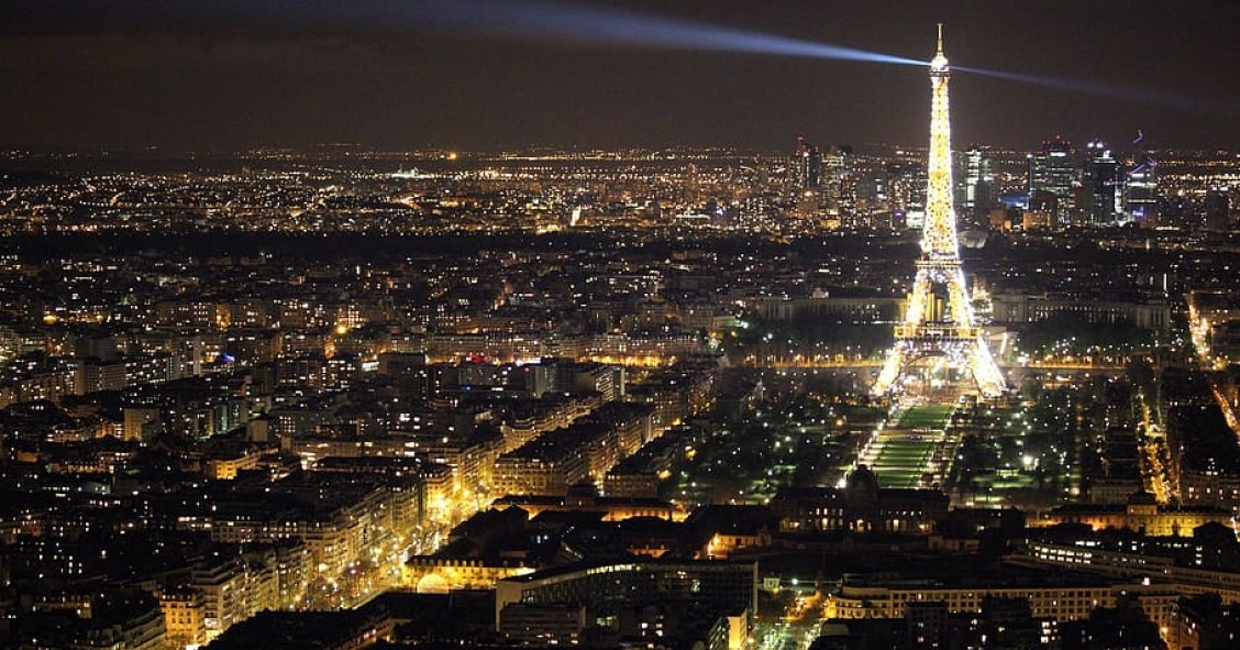 París iluminado con la Torre Eiffel 