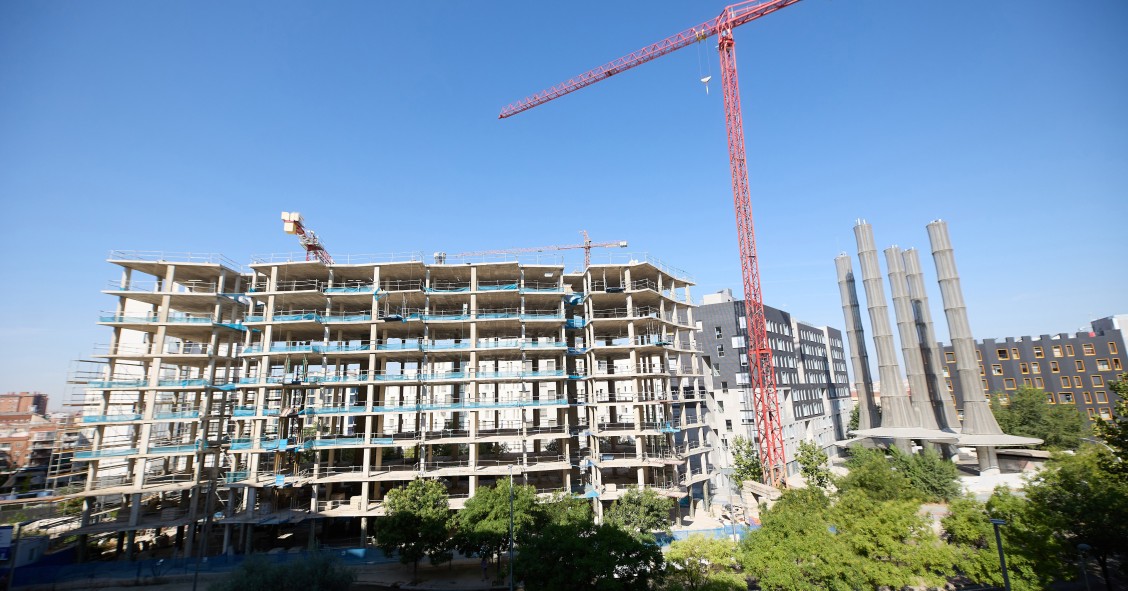 Un bloque de viviendas de San Francisco Javier VI en construcción, a 24 de agosto de 2023, en Madrid (España). San Francisco Javier VI es una de las promociones que la Empresa Municipal de la Vivienda y Suelo tiene en el ecobarrio de Puente de Vallecas.