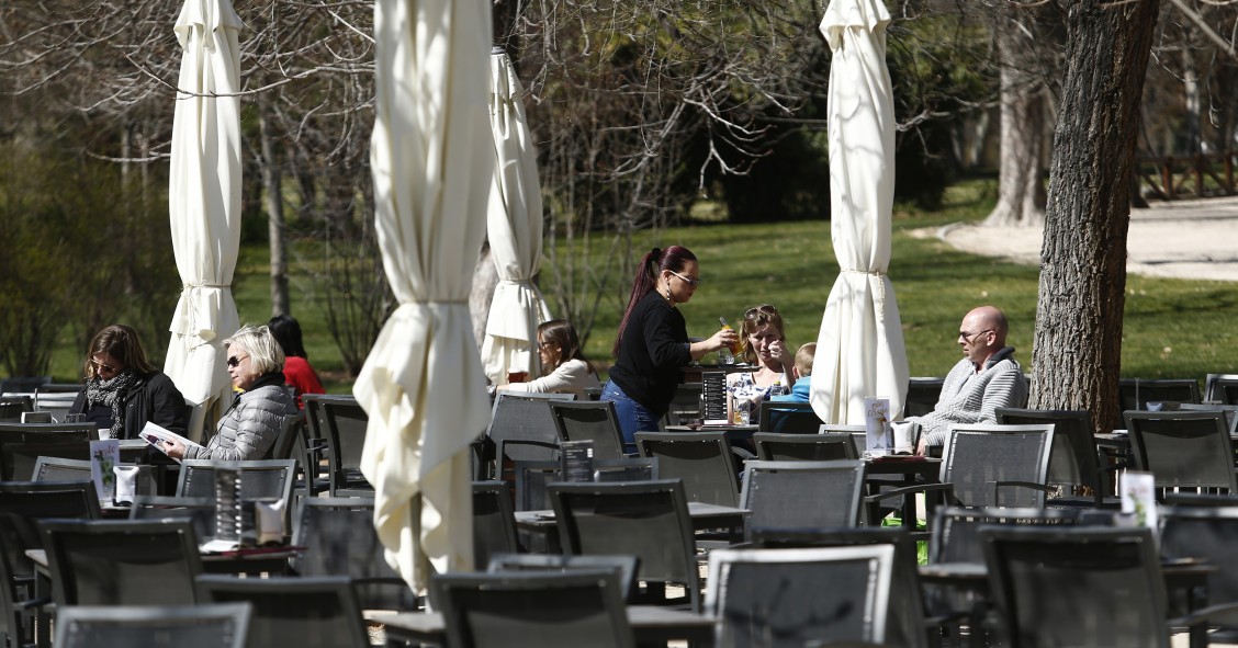 Archivo - Una camarera atendiendo una mesa en una terraza