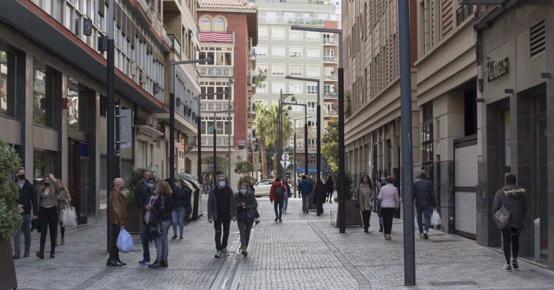 Transeúntes caminan por la calle en Logroño