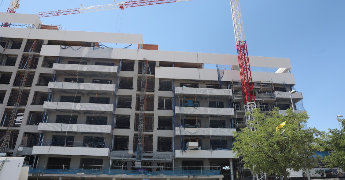 Archivo - Edificio de viviendas en construcción en Madrid 