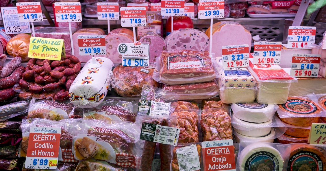 Archivo - Precios en una charcutería durante el mes de agosto