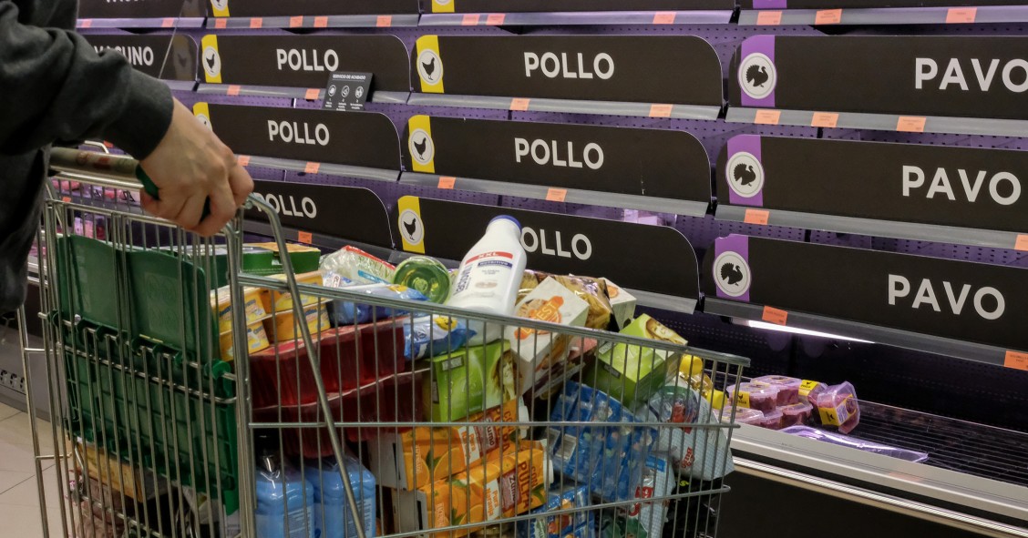 Un cliente realizando la compra en un supermercado 