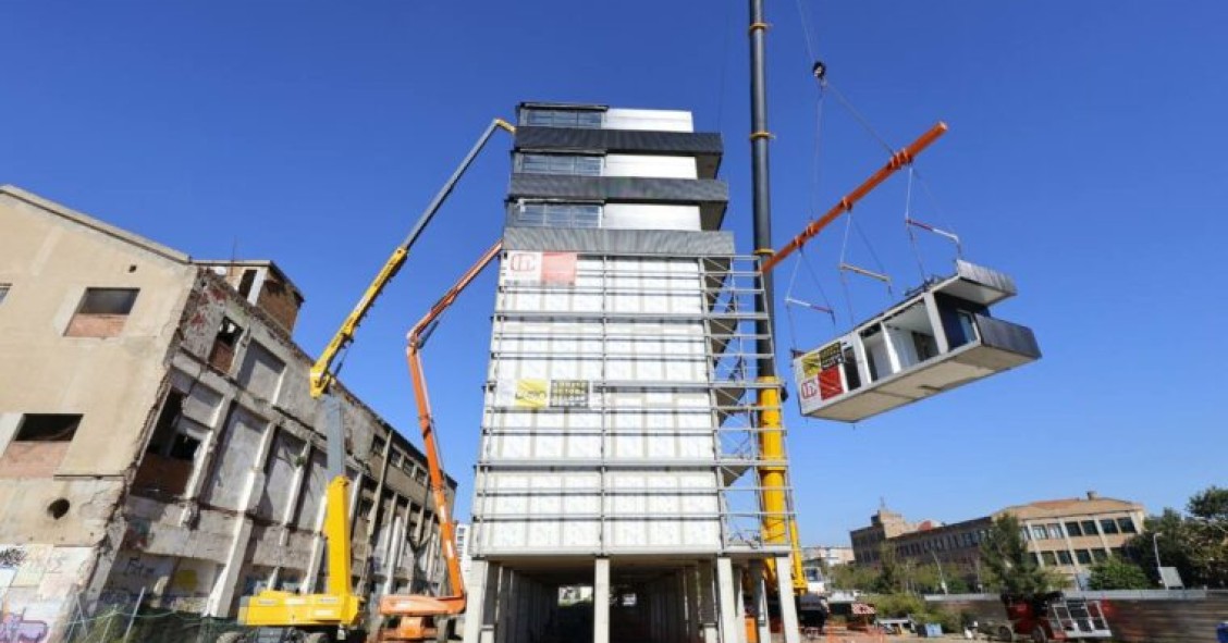 Barcelona y la ‘herencia’ de Colau: 45 pisos industrializados en un solar con vistas a una fabrica abandonada