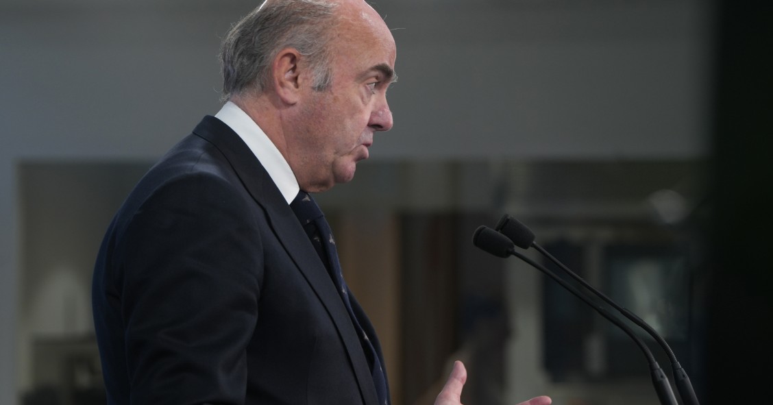 El vicepresidente del Banco Central Europeo, Luis de Guindos, participa en la XV edición del Foro Empresarial de Gipuzkoa, a 2 de octubre de 2023, en San Sebastián, Guipúzcoa, País Vasco (España). Organizado por el ‘El Diario Vasco, este es uno de los enc