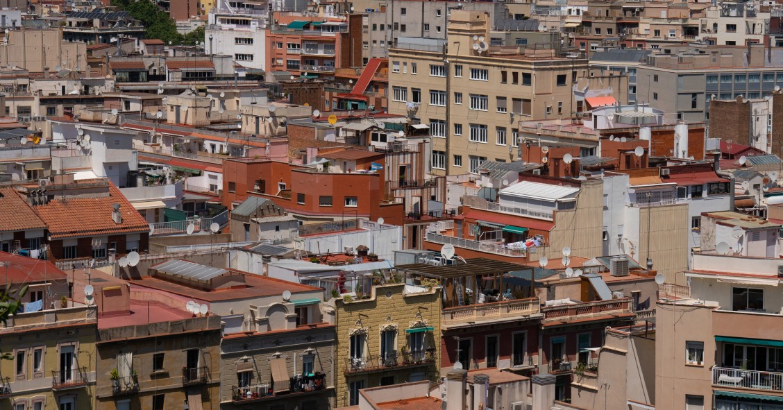 Archivo - Varios edificios de viviendas vistos desde el mirador del Poble Sec, a 17 de mayo de 2023, en Barcelona, Cataluña (España). 