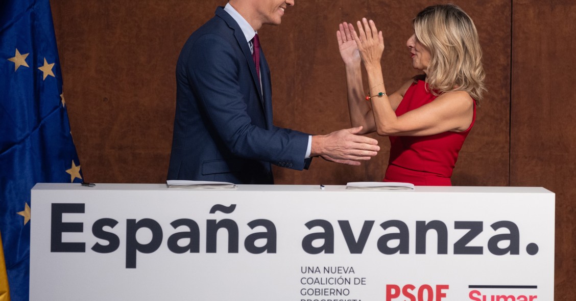 El presidente del Gobierno en funciones, Pedro Sánchez y la líder de Sumar y vicepresidenta segunda del Gobierno y ministra de Trabajo en funciones, Yolanda Díaz, aplauden tras firmar un acuerdo para un Gobierno de coalición progresista,