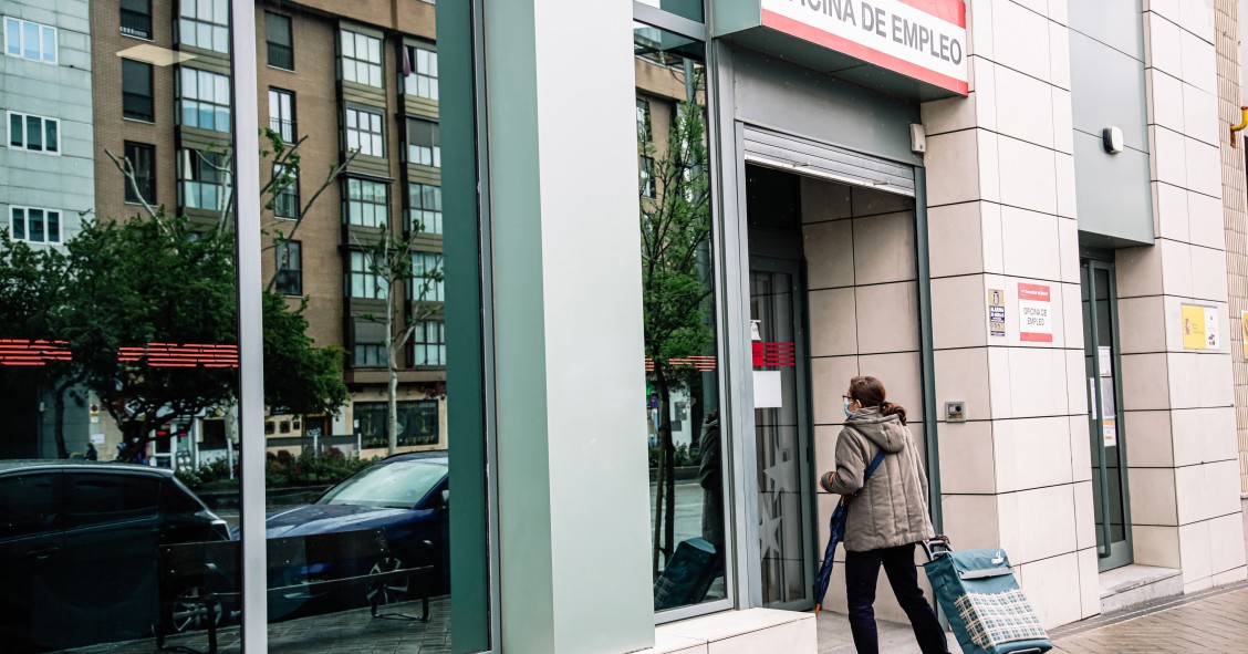 Archivo - Una mujer entra en una oficina de empleo