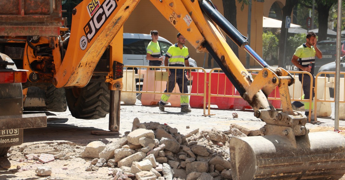 Archivo - Trabajadores de la construcción en una obra en el centro de Sevilla