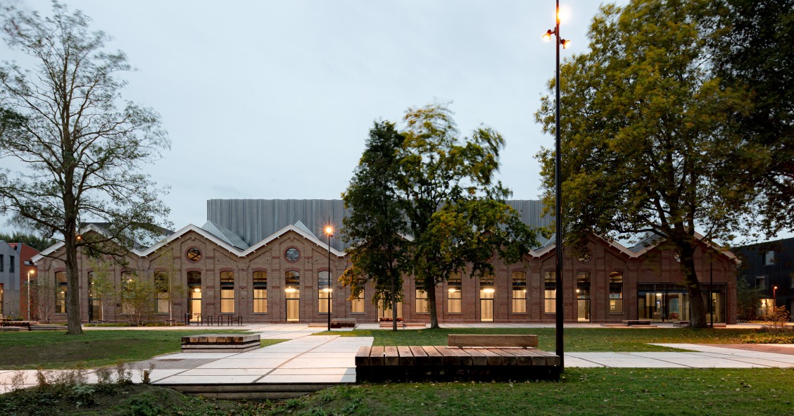 Construcción frente al jardín
