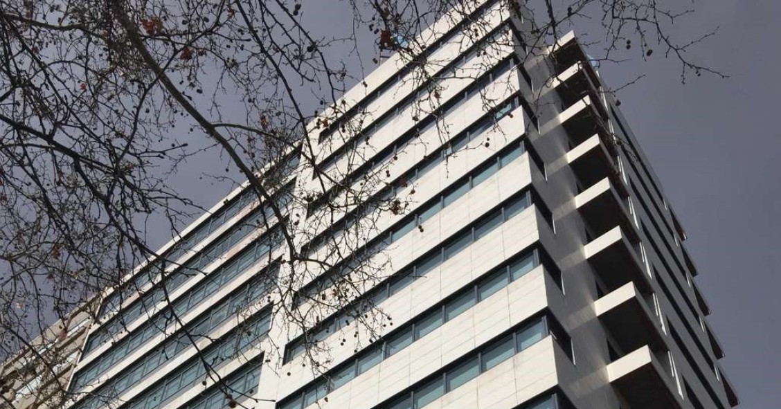 Edificio de oficinas en la Avenida General Perón 27