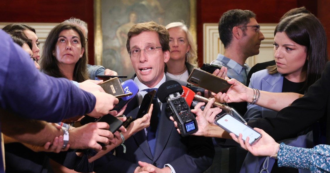 El alcalde de Madrid, José Luis Martínez-Almeida, ofrece declaraciones a los medios tras una reunión con representantes de la sociedad civil y de entidades financieras, en la Casa de la Villa