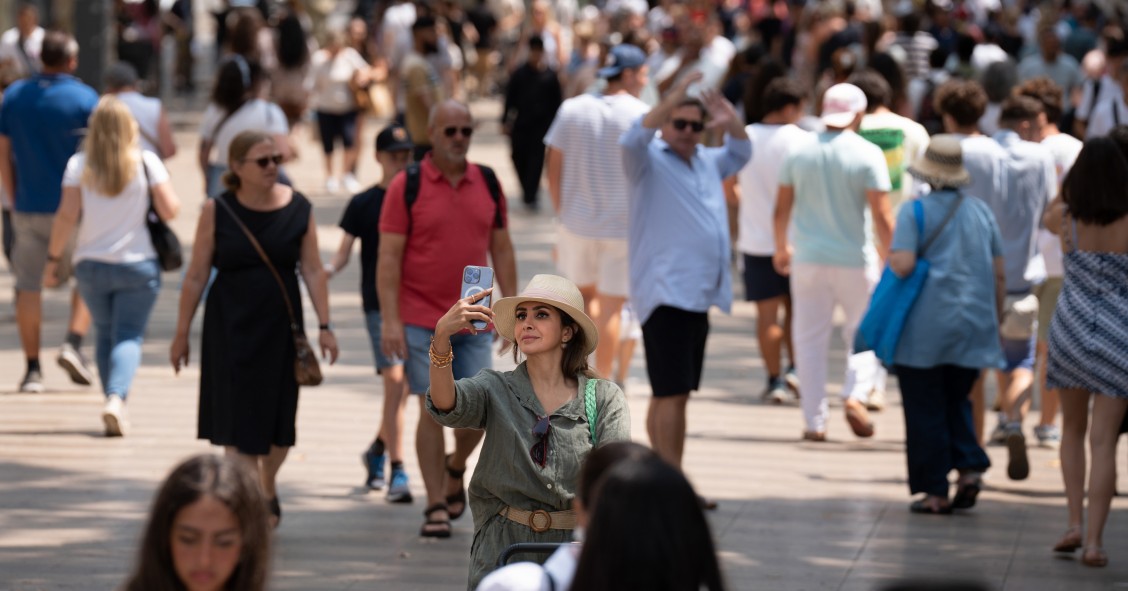 Archivo - Varias personas pasean por Las Ramblas