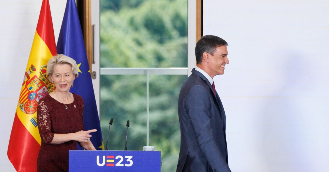 Archivo - La presidenta de la Comisión Europea, Ursula von der Leyen y el presidente del Gobierno, Pedro Sánchez, a su llegada a una rueda de prensa posterior a la reunión plenaria del Gobierno de España y del Colegio de Comisarios, en la Galería de Colec