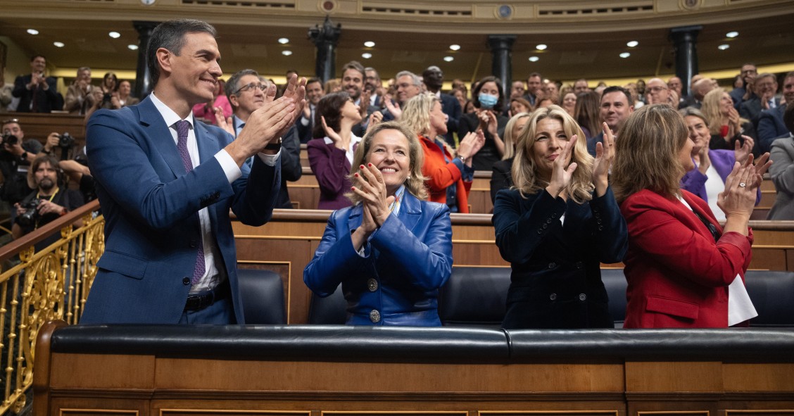 El recién nombrado presidente del Gobierno, Pedro Sánchez, es aplaudido tras finalizar la segunda sesión del debate de investidura.
