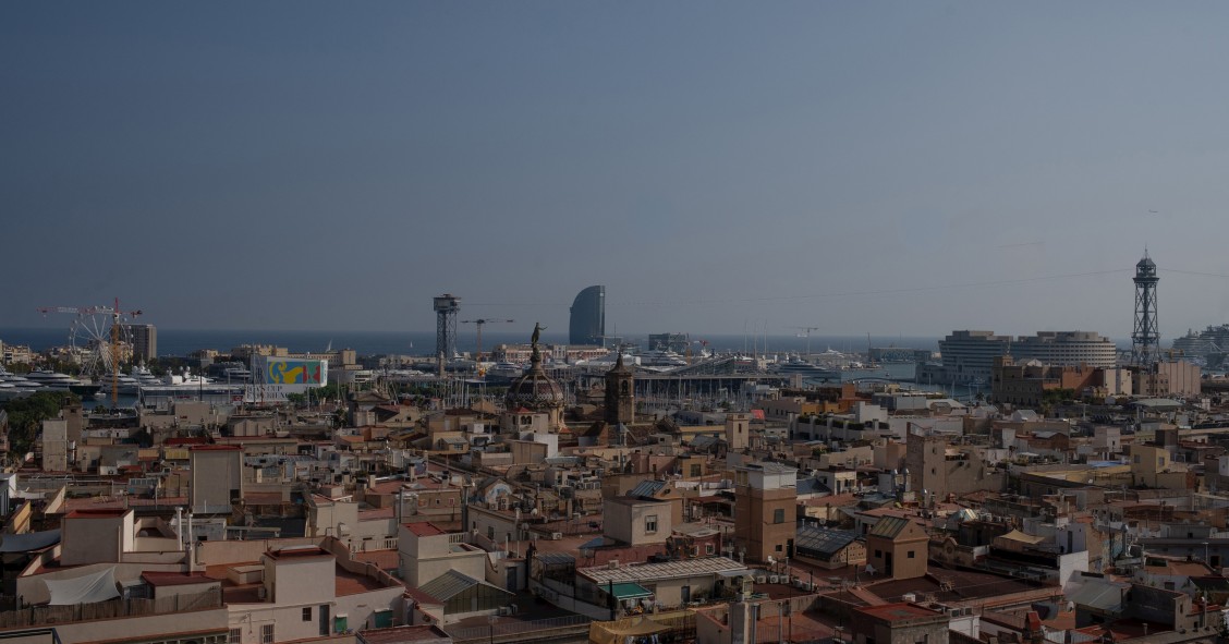 Archivo - Vista panorámica de Barcelona, con Hotel W al fondo.