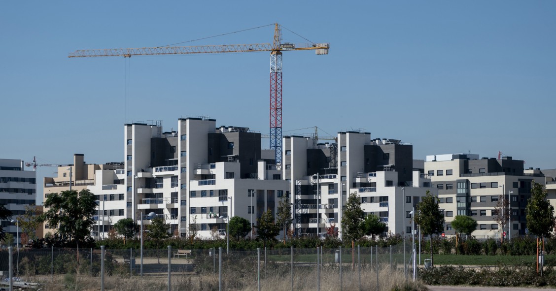 Archivo - Una grúa en una zona de construcción de viviendas nuevas