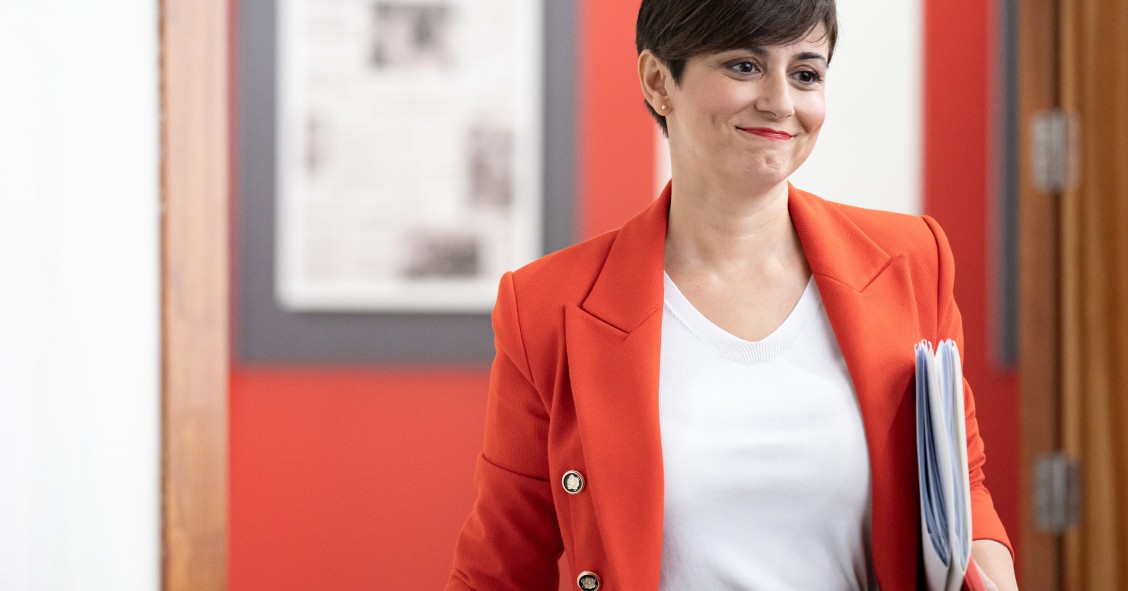La ministra Portavoz y de Política Territorial en funciones, Isabel Rodríguez, a su llegada a una rueda de prensa posterior a la reunión del Consejo de Ministros, en el Palacio de la Moncloa, a 14 de noviembre de 2023, en Madrid (España). 