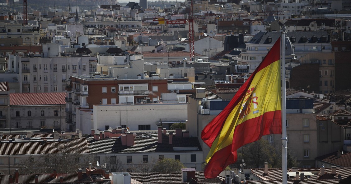 Archivo - La bandera de España en una visual de los tejados de Madird desde la Torre Colón. 