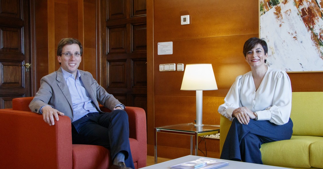 El alcalde de Madrid, José Luis Martínez-Almeida, y la ministra de Vivienda y Agenda Urbana, Isabel Rodríguez, en un encuentro en la sede del Minsiterio de Vivienda y Agenda Urbana a 26 de diciembre de 2023 en Madrid.