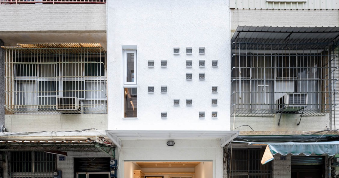 La fachada con revestimiento blanco y ventanas salpicadas son el elemento más característico de la House OO