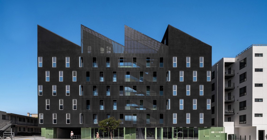 The Jagger destaca en el skyline de Los Ángeles por dos aspectos, su cubierta de dientes de sierra y el color negro