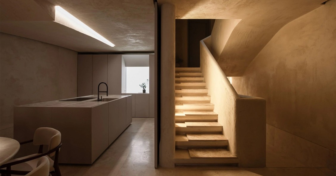 La planta baja cuenta con un espacio abierto donde se ubican las estancias comunes de la vivienda y la escalera principal.