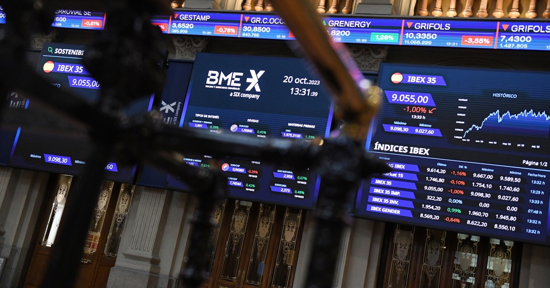 Archivo - Un panel del Ibex 35, en el Palacio de la Bolsa, a 20 de octubre de 2023, en Madrid (España). 
