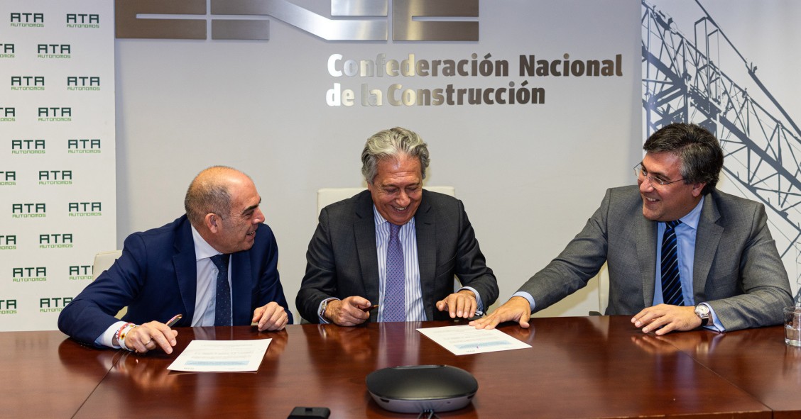 El presidente de ATA (izda), Lorenzo Amor, y el presidente de CNC Autónomos (centro), Rafael Sánchez Alcalá, firman la integración de CNC Autónomos en ATA