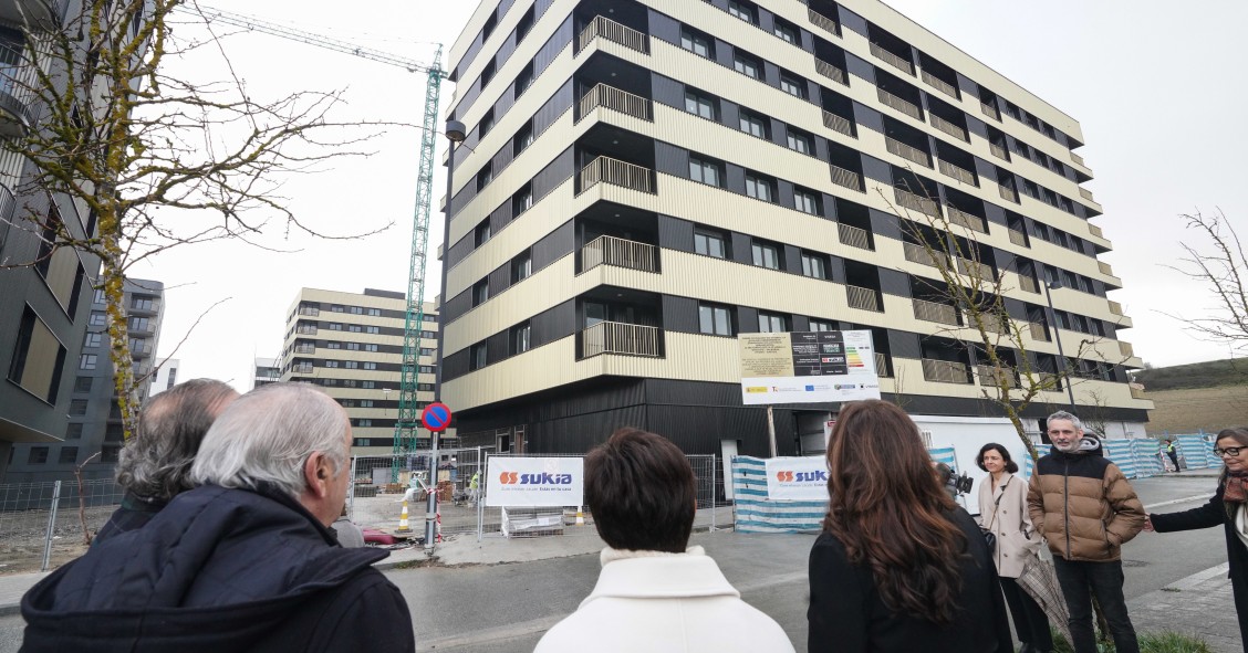 El consejero de Vivienda, Iñaki Arriola, la ministra de Vivienda y Agenda Urbana, Isabel Rodríguez, y la alcaldesa, Maider Etxebarria, en la visita a los nuevos pisos de protección oficial en Salburua