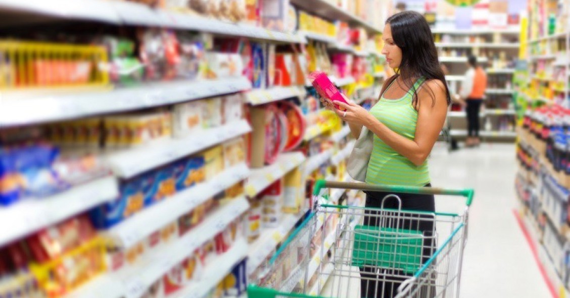 Archivo - Chica comprando en un supermercado.