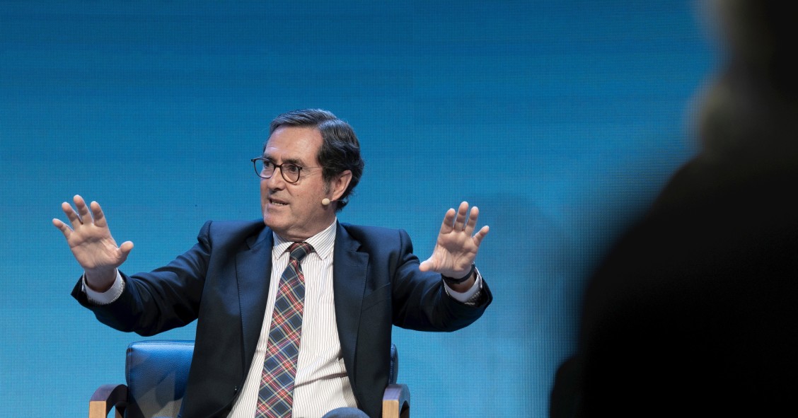 El presidente de CEOE, Antonio Garamendi, interviene durante un coloquio en CaixaForum, a 31 de enero de 2024, en Barcelona, Catalunya (España). Durante el encuentro han tratado los retos a los que se enfrenta el sector laboral.