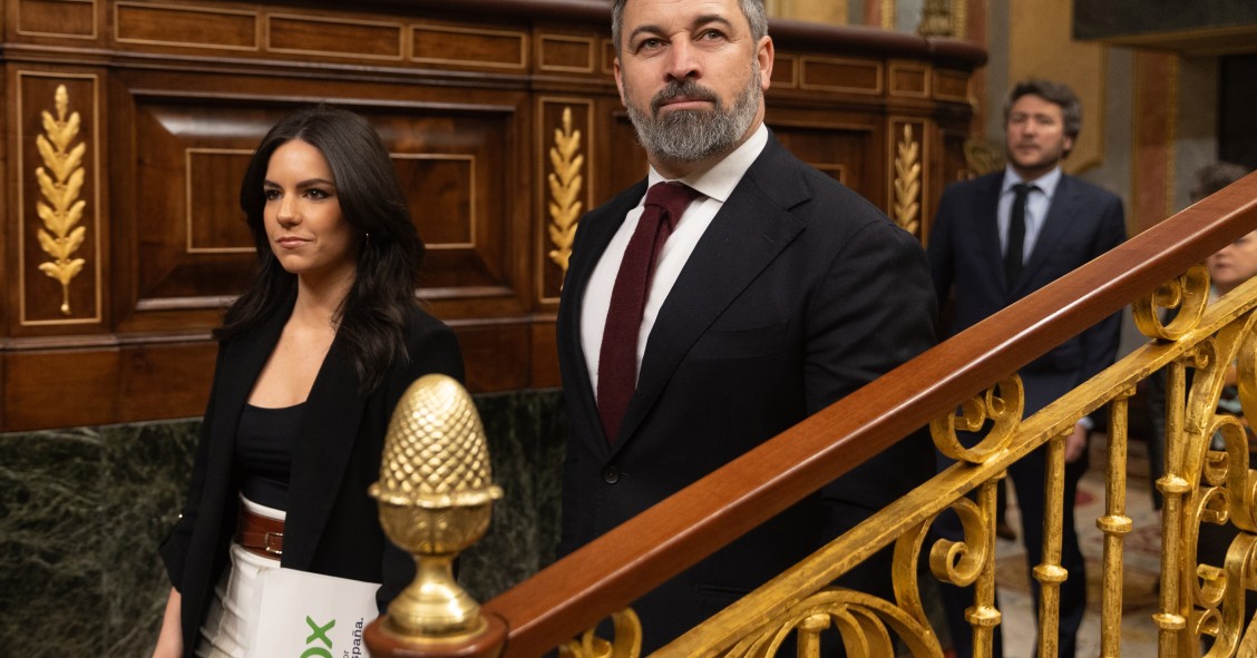La diputada de VOX Pepa Millán y el líder de VOX, Santiago Abascal, llega a una sesión de control al Gobierno, en el Congreso de los Diputados, a 28 de febrero de 2024, en Madrid (España). 