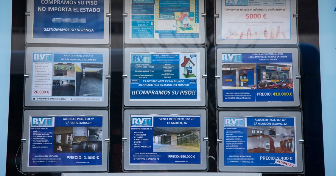 Archivo - Anuncios de ventas y alquileres de vivienda