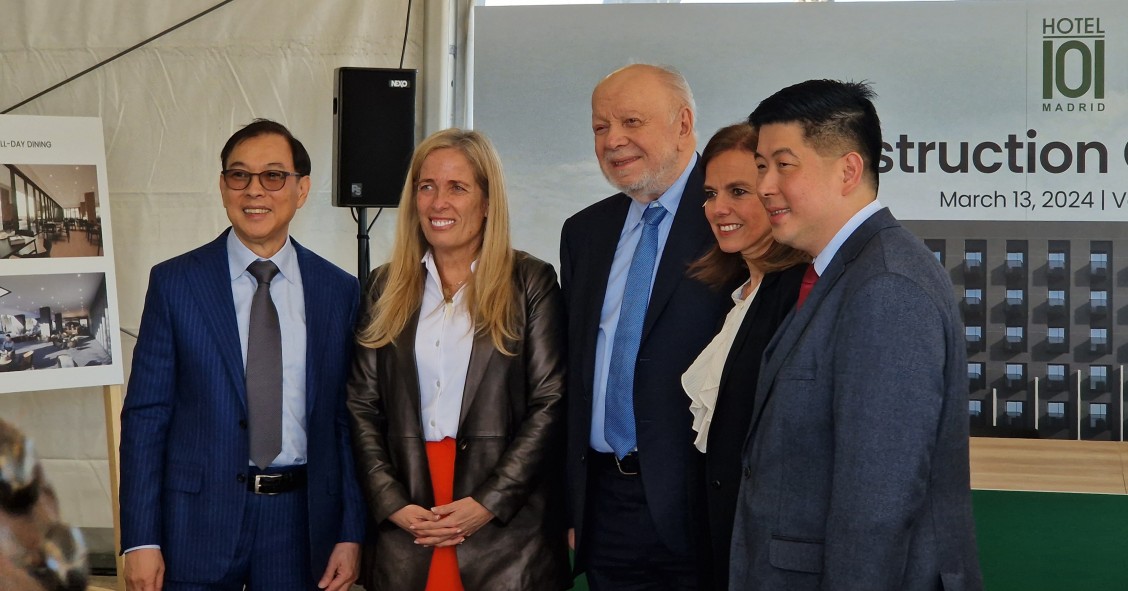 La consejera de Economía, Rocío Albert, ha puesto hoy la primera piedra del complejo de la cadena filipina Double Dragon